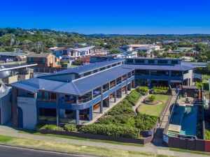 Lennox Holiday Apartments - Australia Accommodation